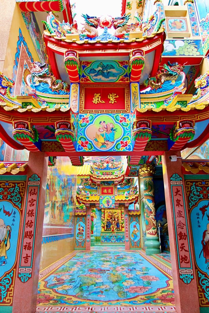 Detailed roof architecture of Chao Eng Sae Shrine