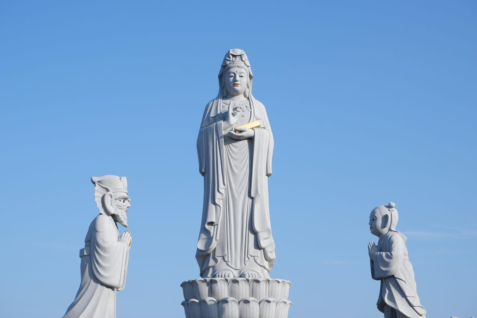 Traditional Chinese roof tiles and figurines