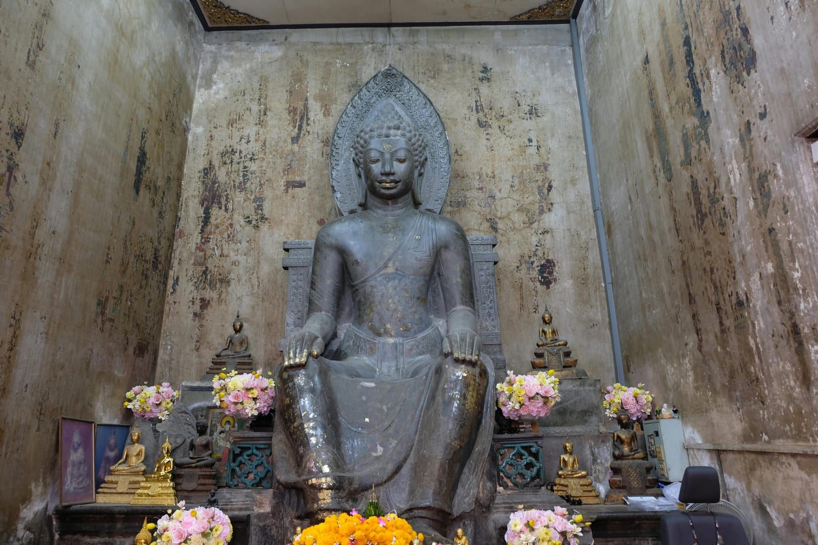 Entrance to Wat Na Phra Lan temple Maenam Koh Samui