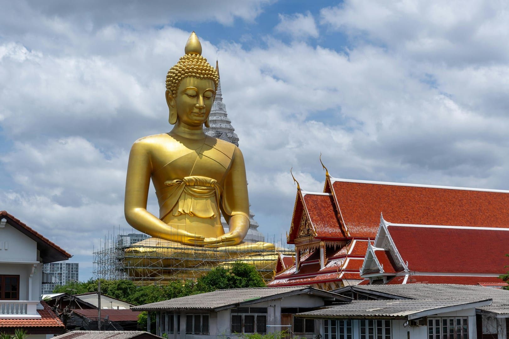 Wat Nara Charoen Suk — The Serene Guardian of Lipa Noi