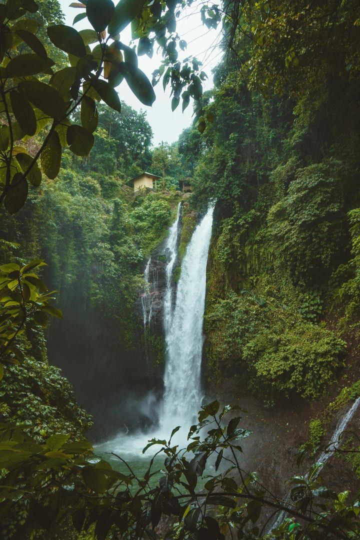 Detailed view of the water streams at this Na Muang waterfall alternative